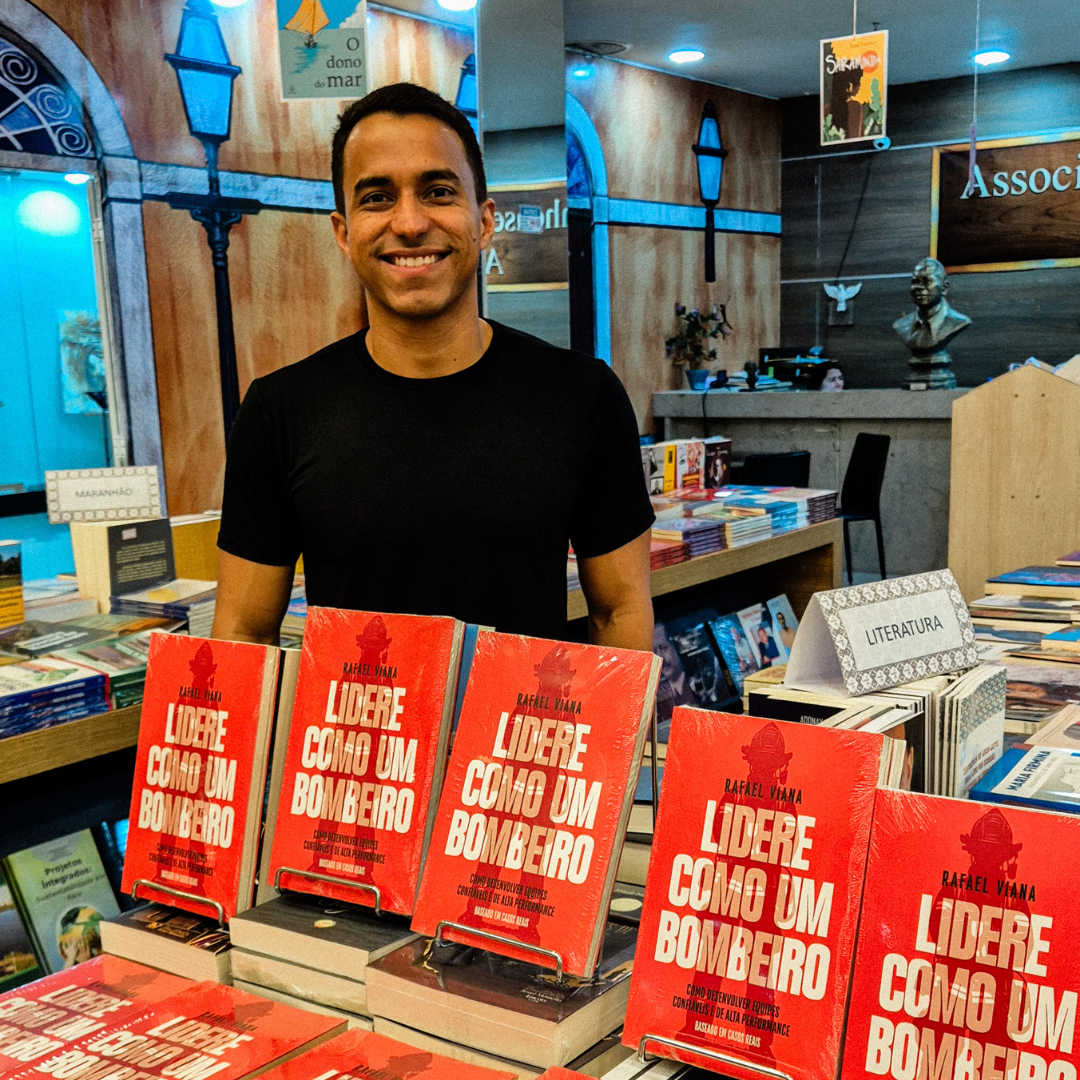 Rafael Viana com os livros